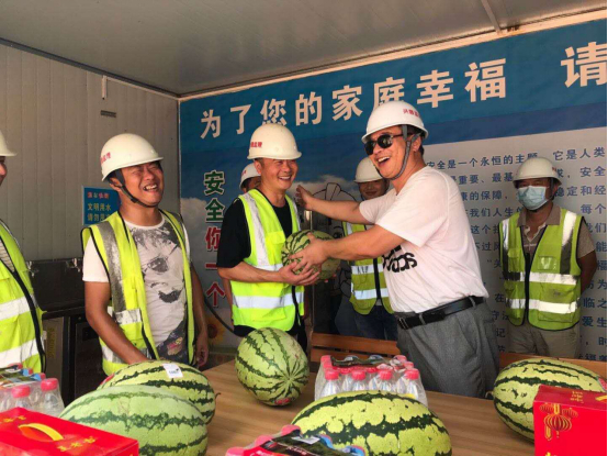 總工劉浩生給大家送西瓜